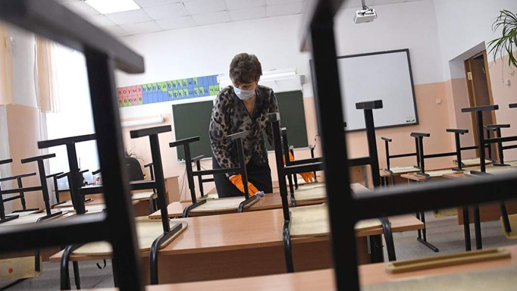 Сотрудница школы №47 города Читы проводит санитарную обработку класса