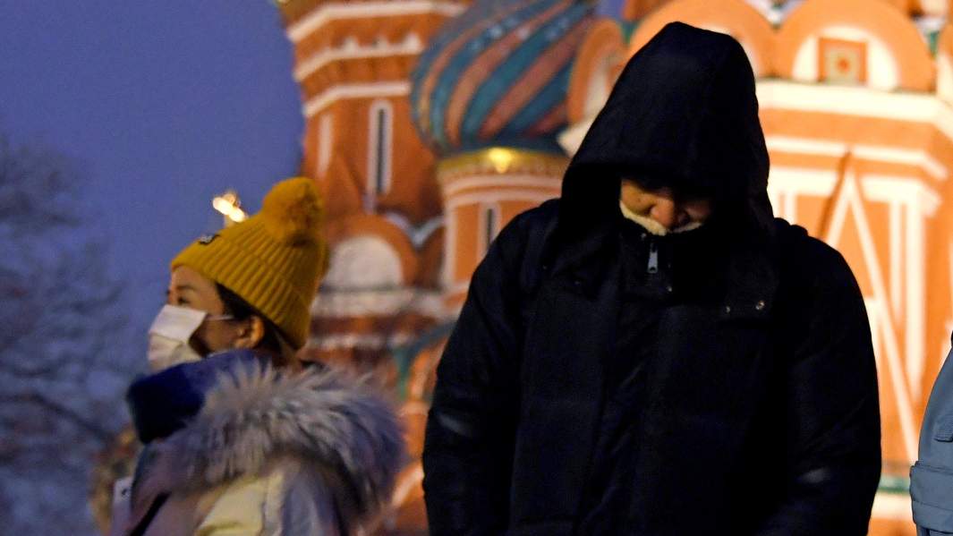 Иностранные туристы на Красной площади в Москве