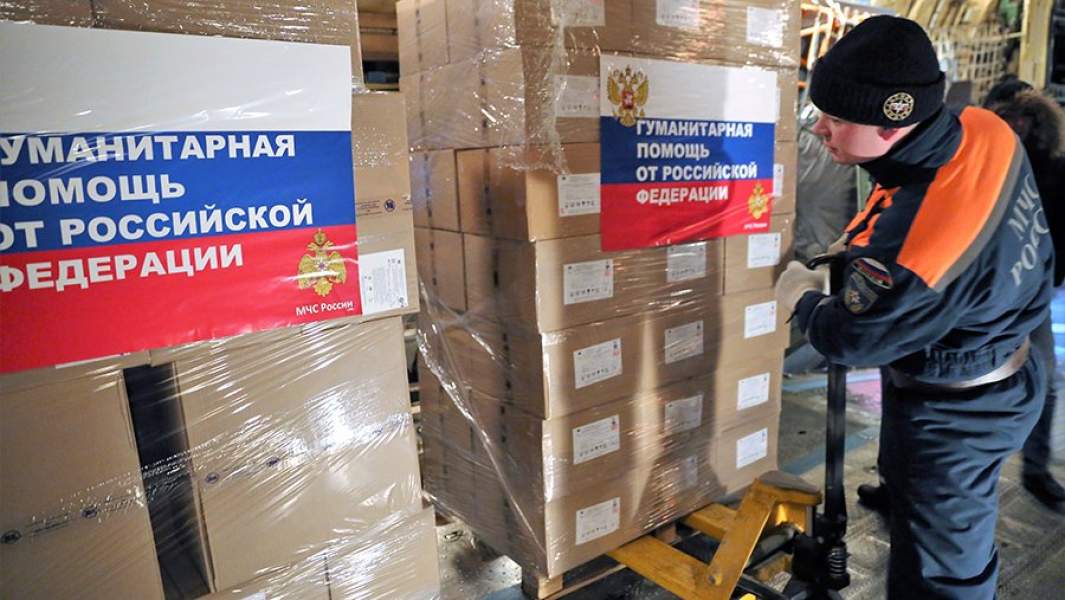 Погрузка гуманитарной помощи для жителей Китая на борт самолета ИЛ-76 МЧС России перед отправкой из международного аэропорта Жуковский. 8 февраля 2020 года
