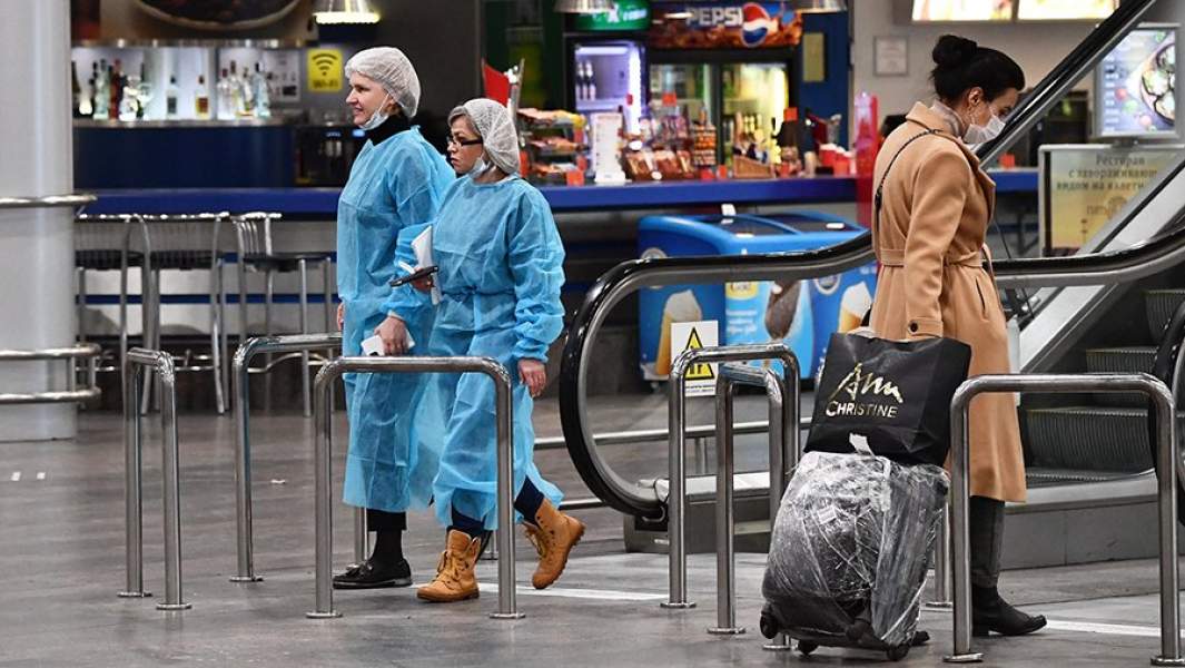 Пассажир в терминале F в международном аэропорту Шереметьево имени А. С. Пушкина в Москве