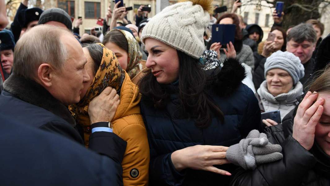 Владимир Путин общается с местными жителями в городе Иваново