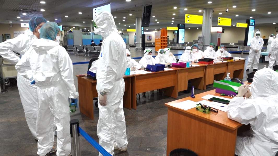 Медработники перед осмотром пассажиров в Шереметьево