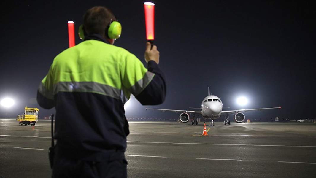 Самолет на рулении в аэропорту