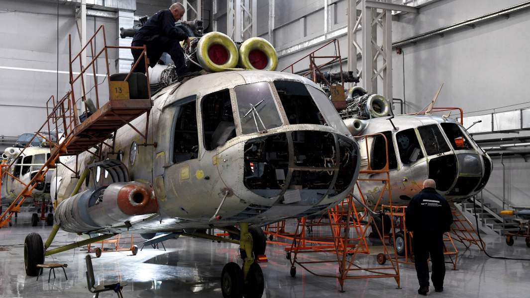 Сотрудники в сборочном цехе Новосибирского авиаремонтного завода