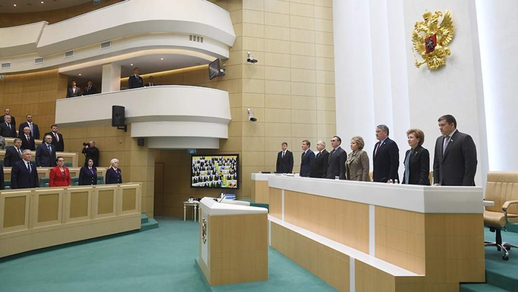 Сенаторы на заседании Совета Федерации РФ