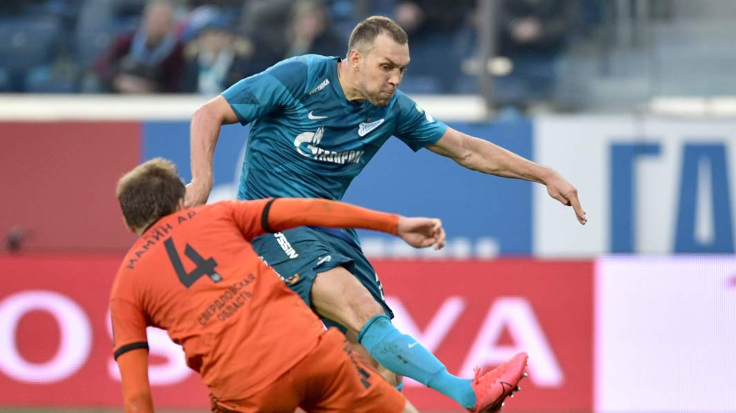 Игрок «Зенита» Артём Дзюба (справа) и игрок «Урала» Артём Мамин в матче 22-го тура чемпионата России по футболу среди клубов Премьер-лиги