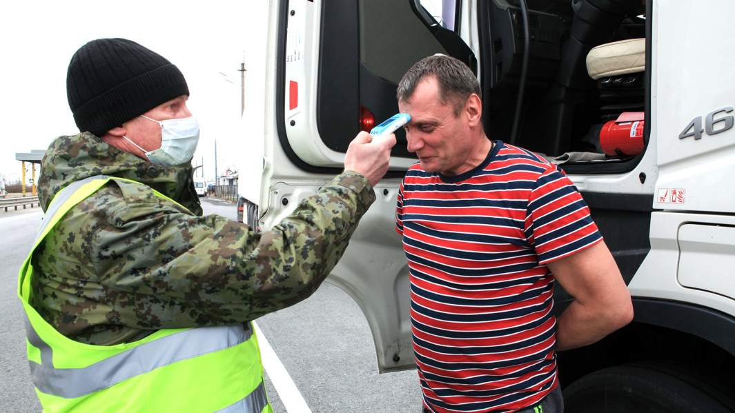 Измерение температуры у водителя на границе с Белоруссией