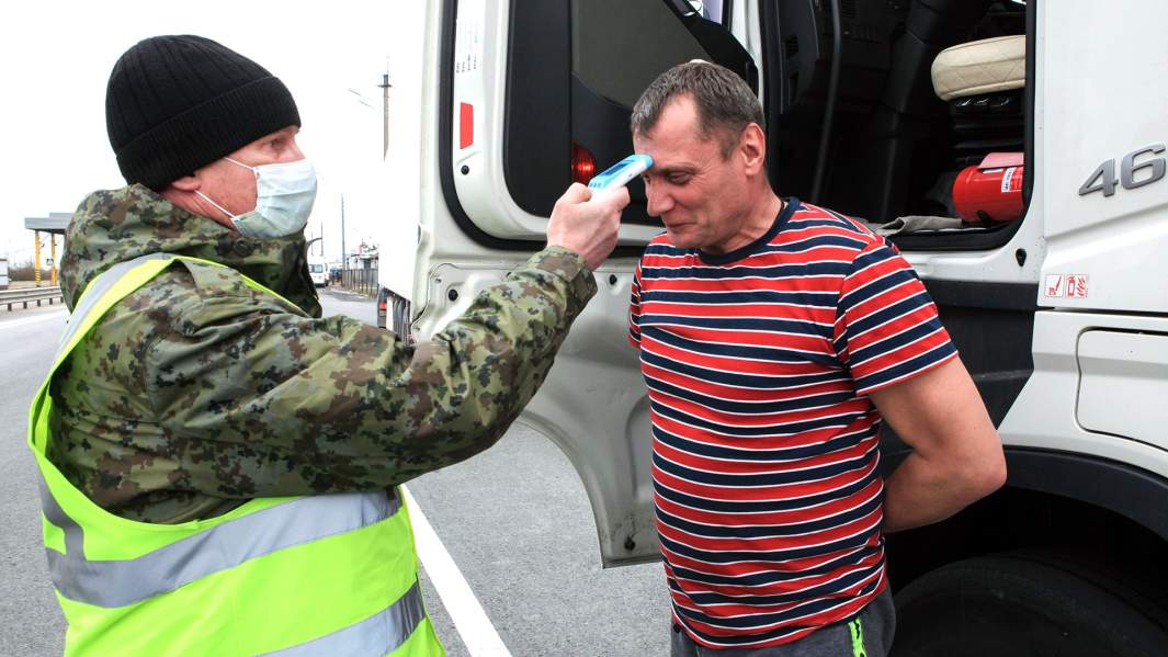 Измерение температуры у водителя на границе с Белоруссией
