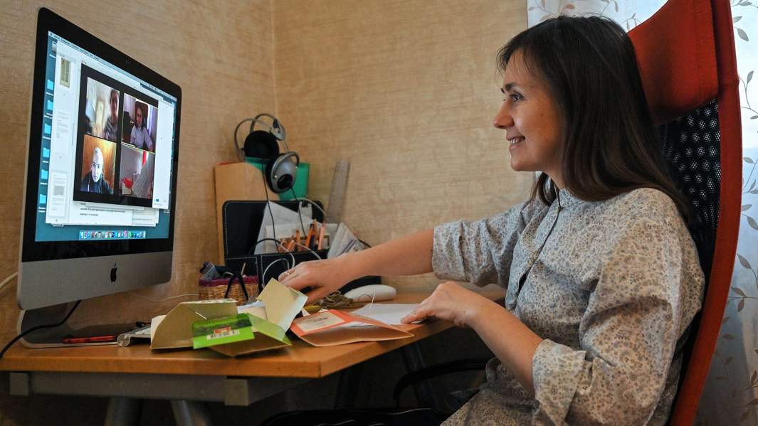 Педагог дополнительного образования проводит дистанционное занятие с учениками у себя дома в Москве