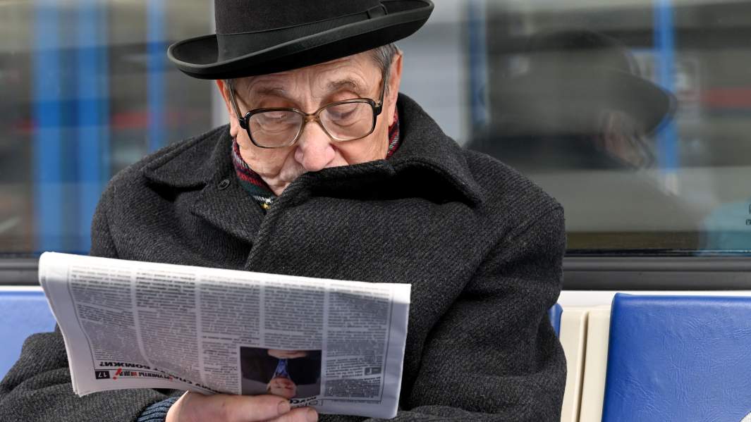 пожилой газета метро