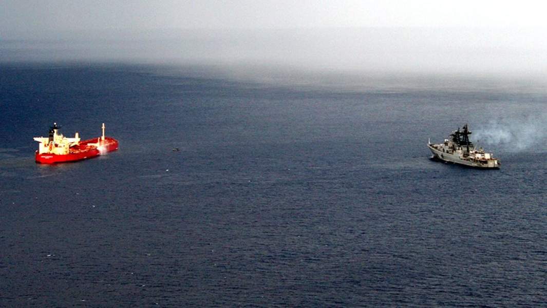 Российский танкер «Московский университет» и фрегат «Маршал Шапошников» в Аденском заливе. 2010 год