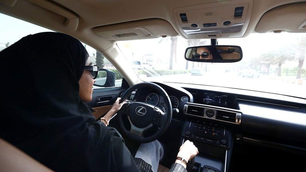 Женщина за рулем автомобиля в Эр-Рияде