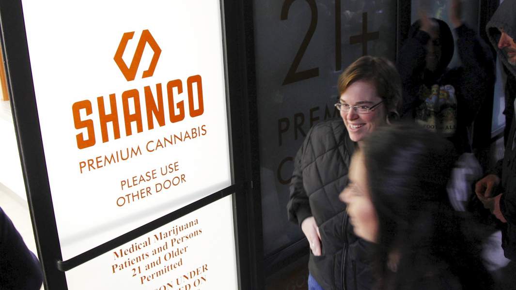 Очередь из покупателей у магазина, легально продающего марихуану