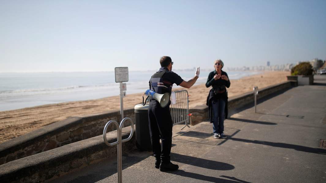 Французская полиция эвакуирует пляж в Порнише, во время карантина из-за COVID-19