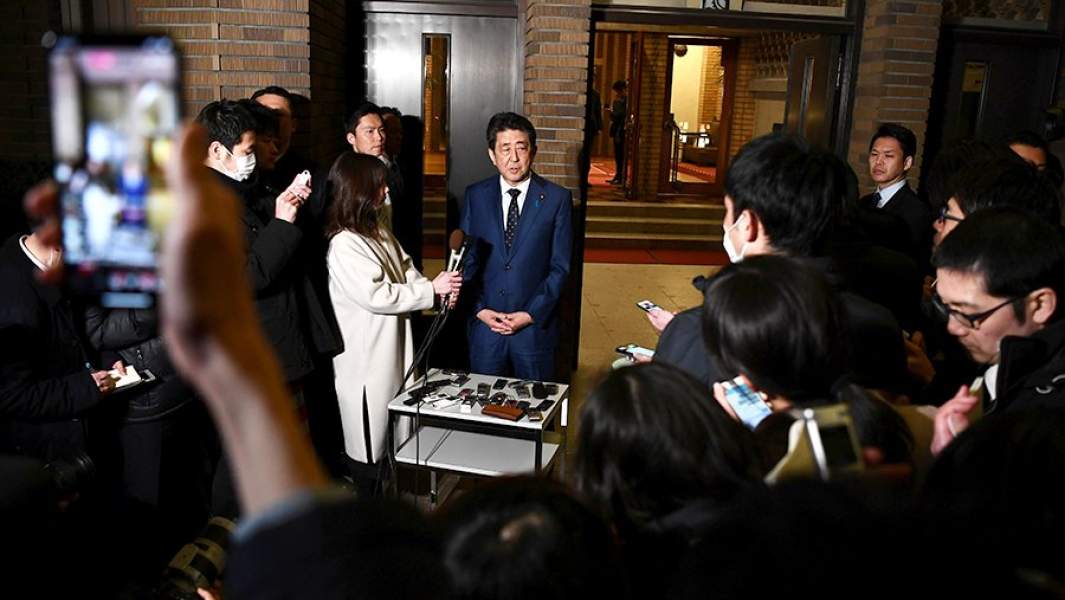 Премьер-министр Японии Синдзо Абэ общается с журналистами после телефонного разговора с главой МОК Томасом Бахом 