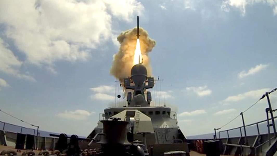 Пуск крылатой ракеты «Калибр» с малого ракетного корабля Черноморского флота проекта 21631 «Буян-М» «Зеленый Дол» из акватории Средиземного моря по объектам террористов в Сирии