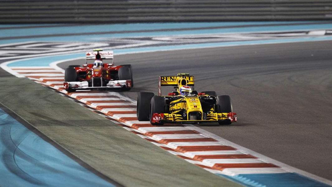 Экипажи Виталия Петрова (Renault) и Фернандо Алонсо (Ferrari)