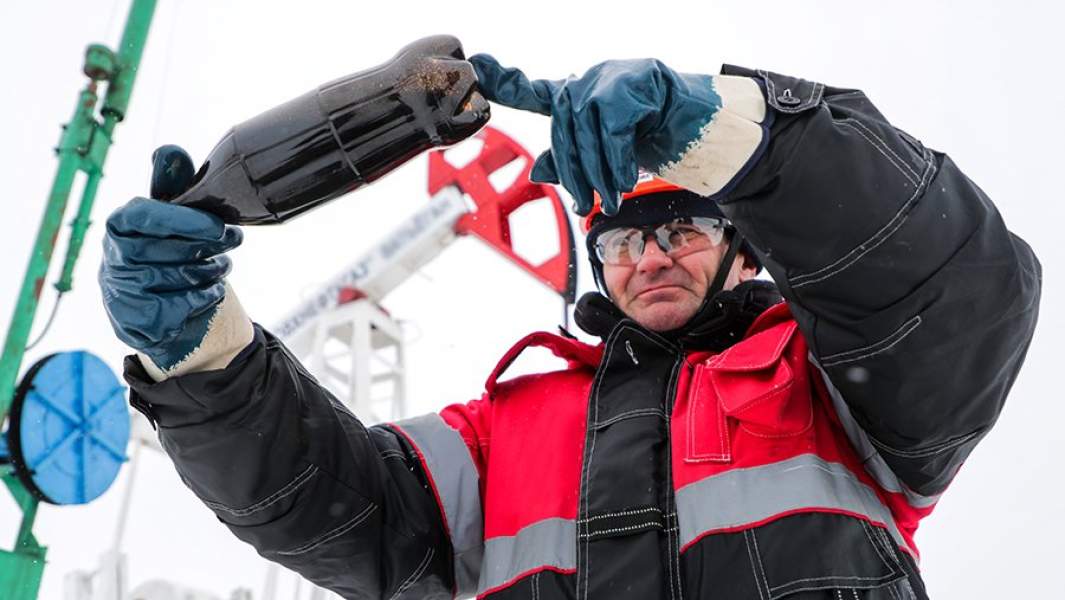 Рабочий на территории нефтяного месторождения