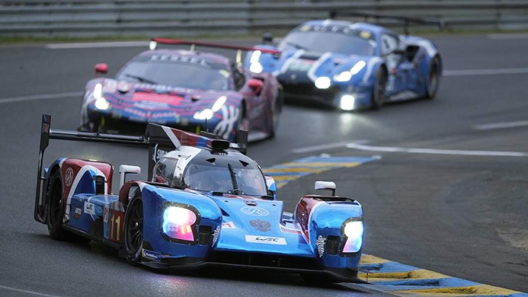 Машина команды SMP Racing (на переднем плане)