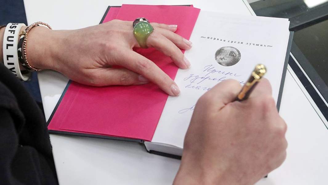 Татьяна Устинова подписывает свою книгу во время пресс-конференции, посвященной 20-летию выхода ее первой книги