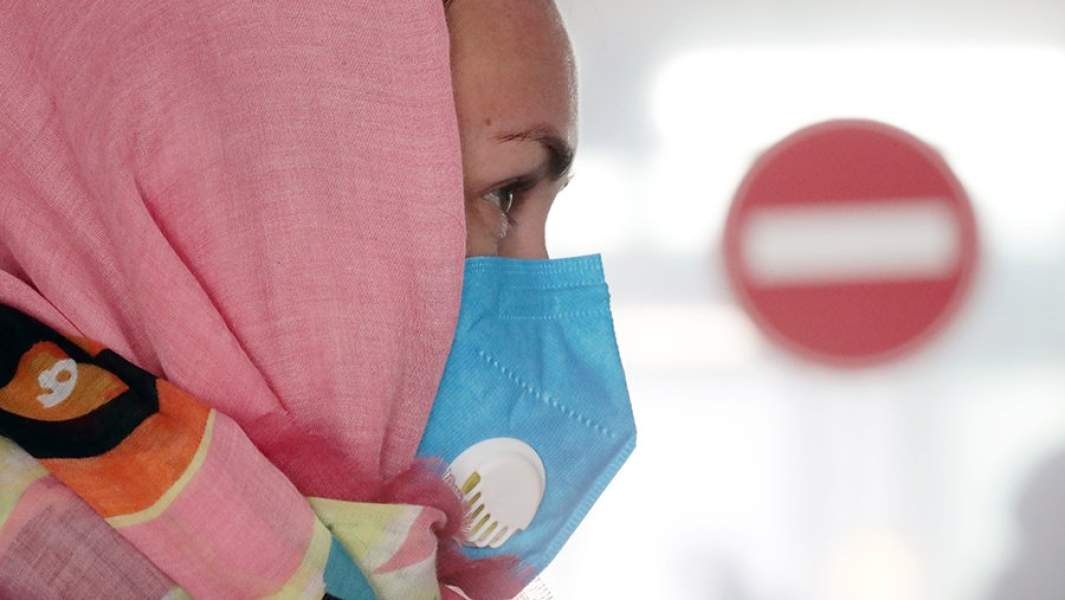 девушка в маске 