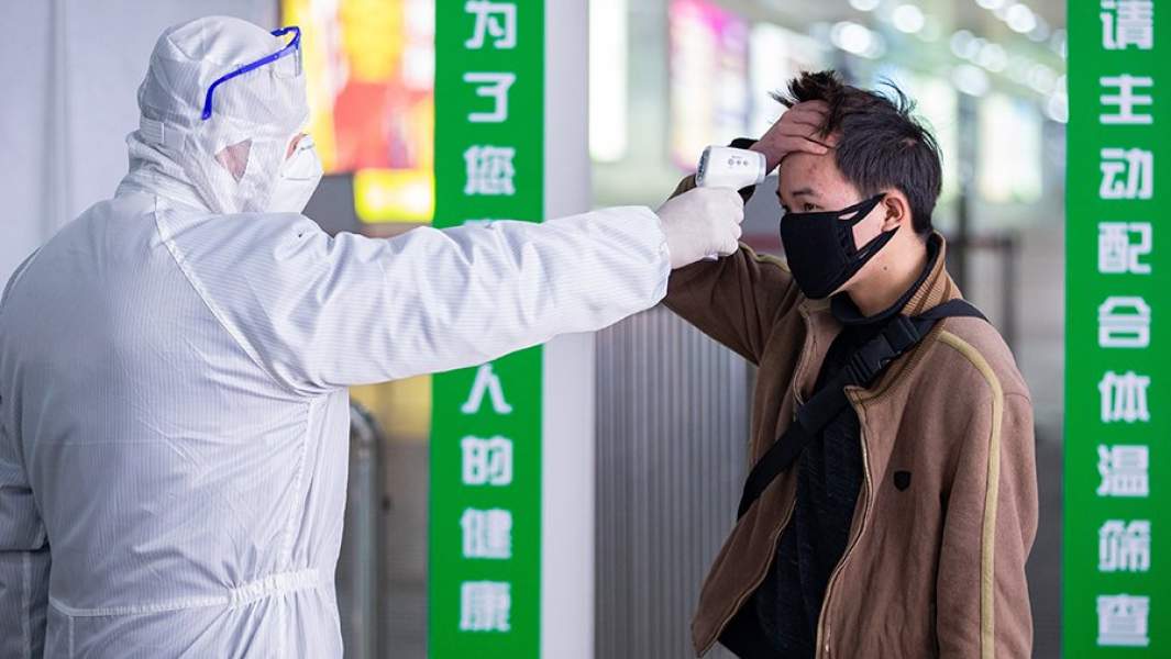 Врач измеряет температуру 