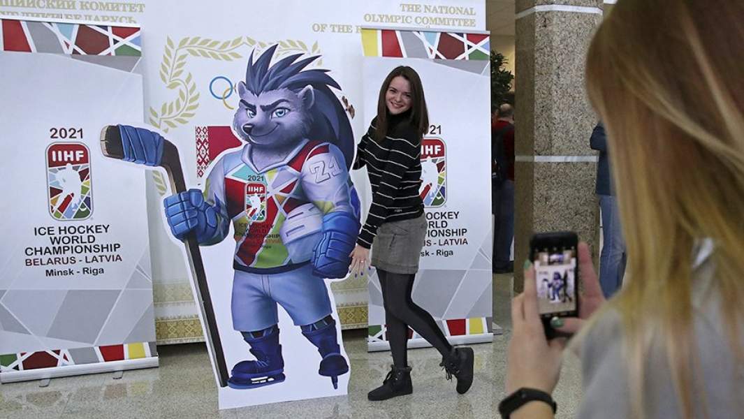 Баннер с изображением Ежика Спайки, ставшего официальным талисманом чемпионата мира по хоккею с шайбой – 2021 года, в штаб-квартире Национальный олимпийский комитета Белоруссии