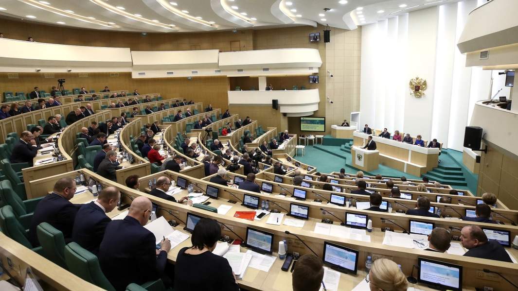 Сенаторы на пленарном заседании СФ РФ