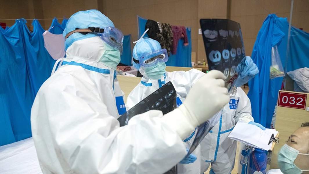 Работа временного госпиталя для зараженных коронавирусом COVID-19 в китайском Ухане