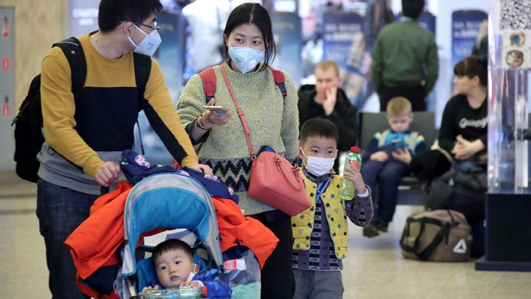 Пассажиры в медицинских масках в аэропорту Шереметьево 