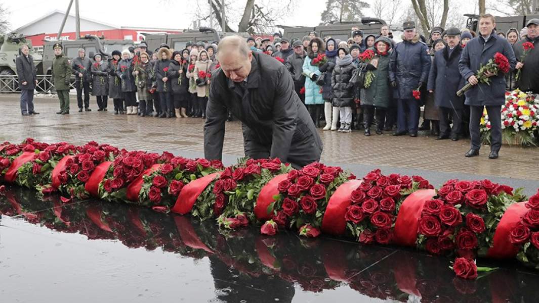 Владимир Путин вовремя церемонии возложения цветов к памятнику воинам 6-й парашютно-десантной роты в Пскове