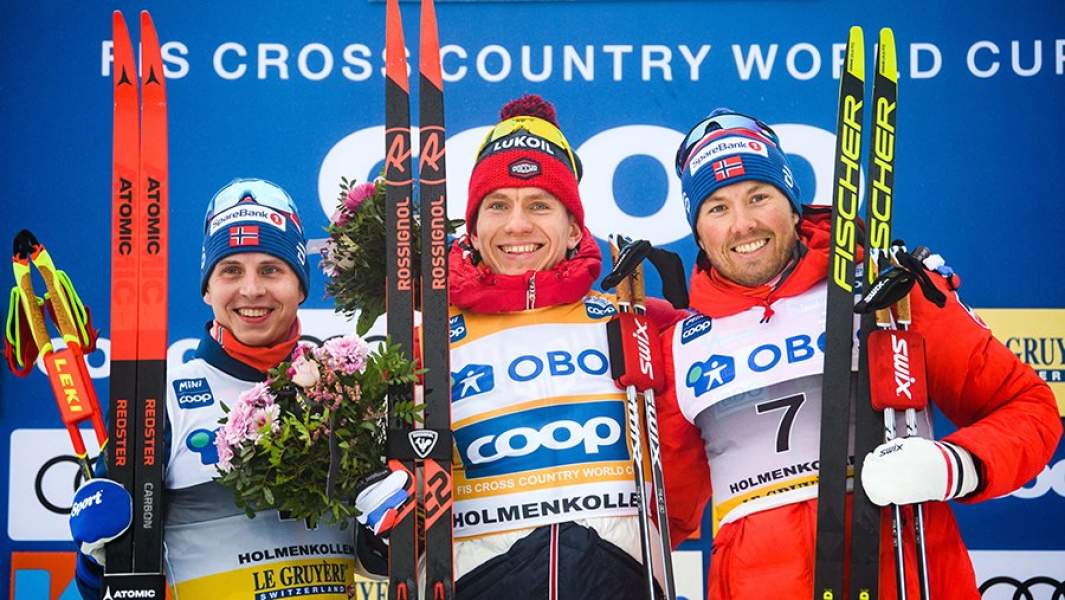 Норвежский спортсмен Симен Крюгер (второе место), российский спортсмен Александр Большунов (первое место) и норвежский спортсмен Эмиль Иверсен (третье место), слева направо на церемонии награждения победителей «Королевского марафона», Осло