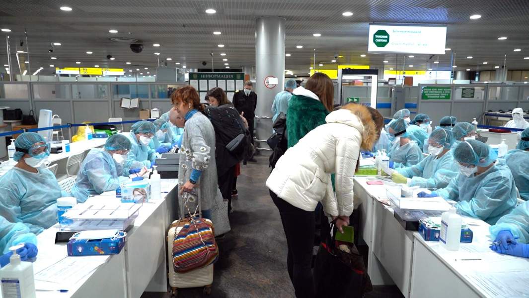 Осмотр пассажиров в зоне прилета аэропорта Шереметьево