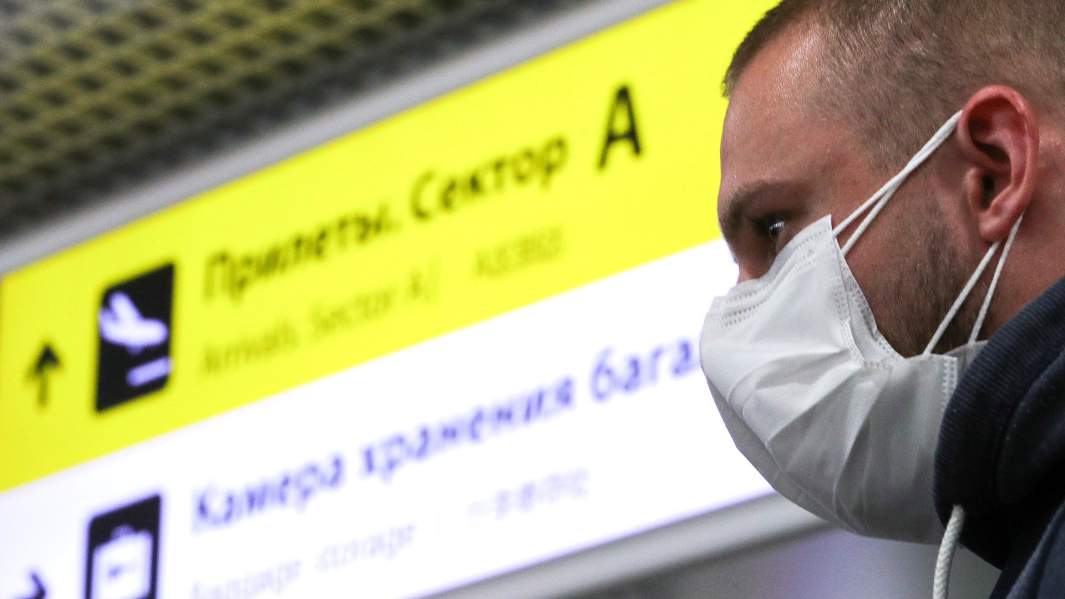 Мужчина в медицинской маске в аэропорту Шереметьево