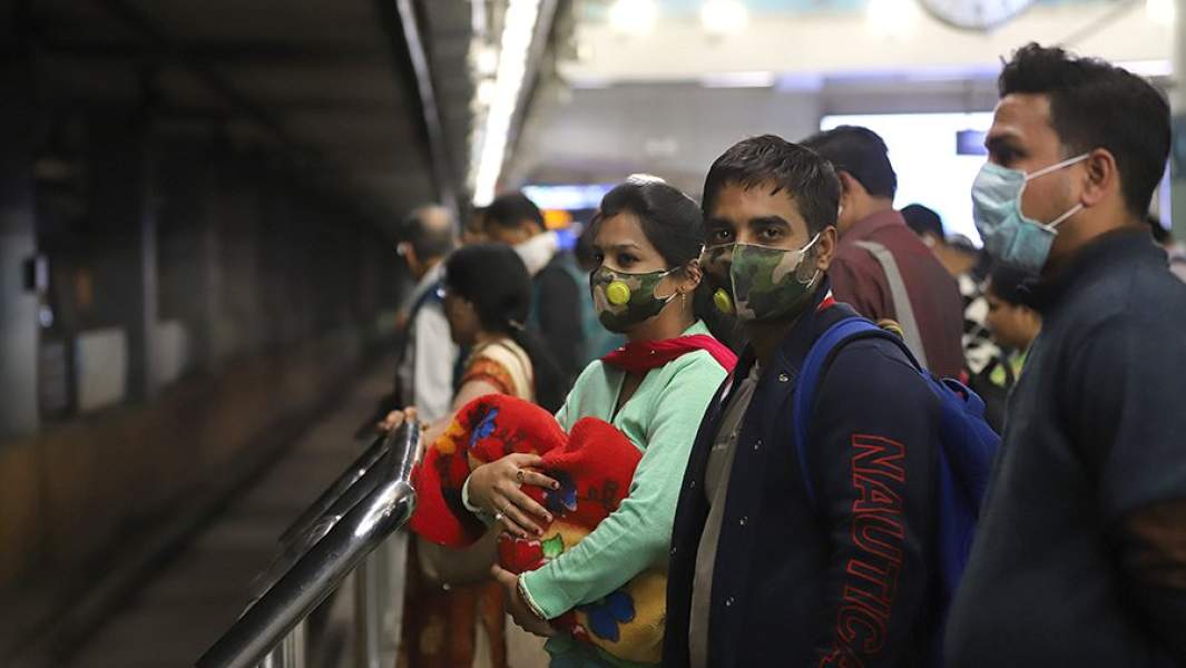 Пассажиры в защитных масках в метро Дели