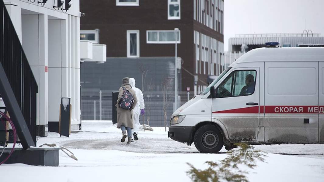 Сотрудник скорой медицинской помощи в костюме полной химической защиты и пациент с подозрением на коронавирус на территории многопрофильного медицинского центра «Новомосковский», куда госпитализируют пациентов с подозрением на коронавирус COVID-19