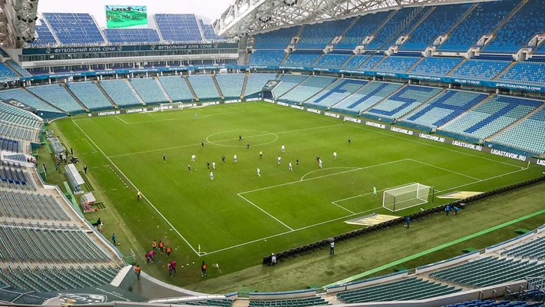 Пустые трибуны на стадионе «Фишт» во время матча чемпионата России по футболу между командами «Сочи»  и «Краснодар»