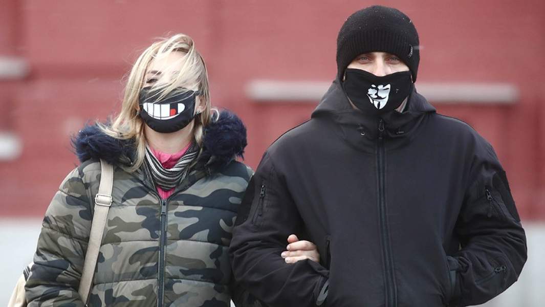Молодой человек и девушка в медицинских масках в центре Москвы