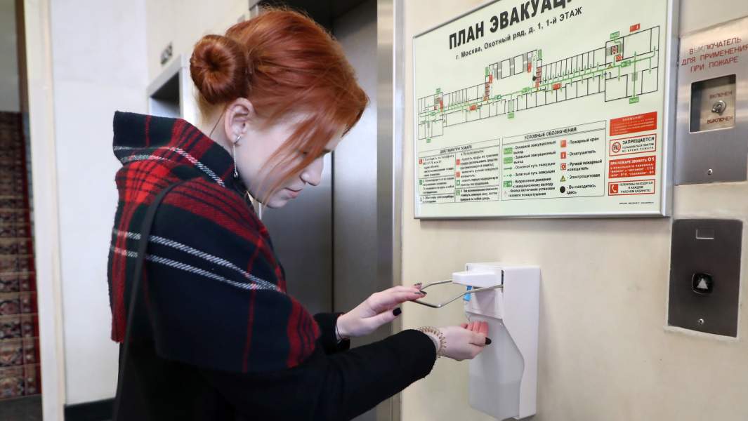  Дезинфекция рук в здании Государственной думы РФ перед пленарным заседанием Государственной думы РФ