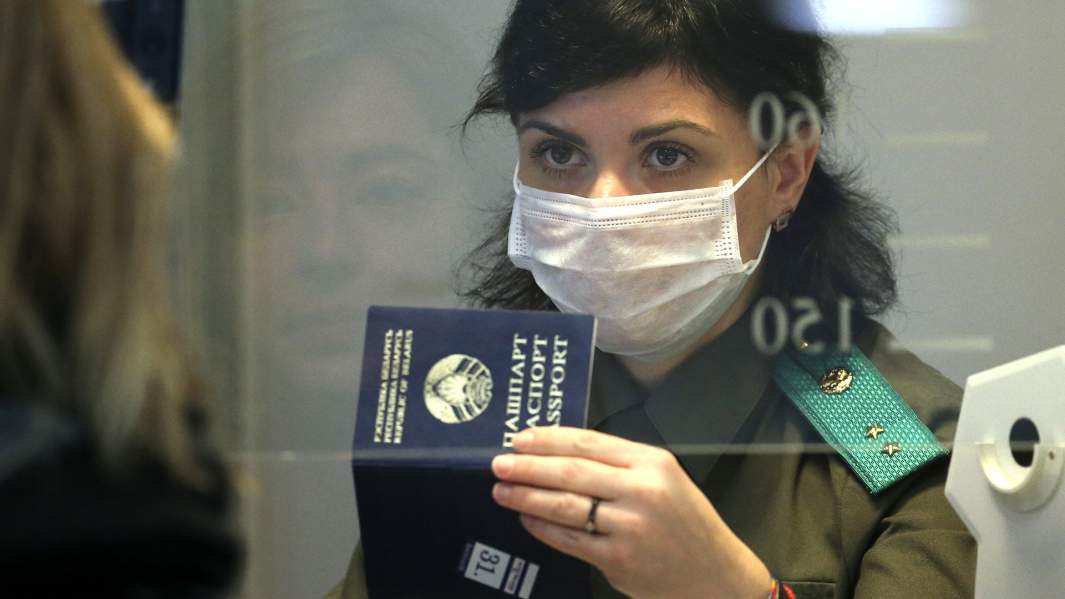 Сотрудница аэропорта в Минске