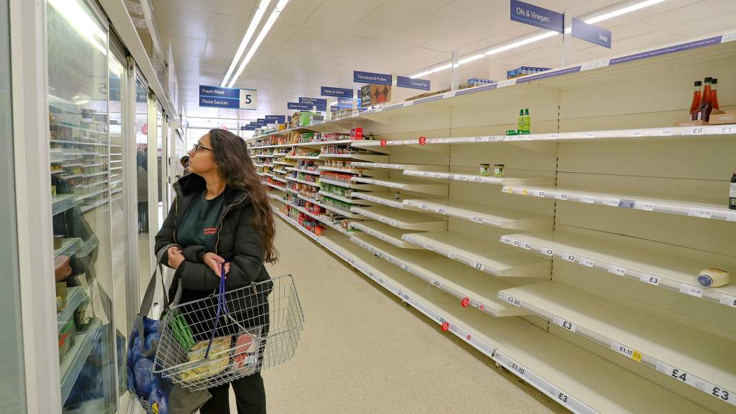 Пустые полки в одном из магазинов Лондона