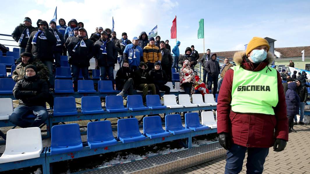 Болельщики на матче чемпионата Белоруссии по футболу