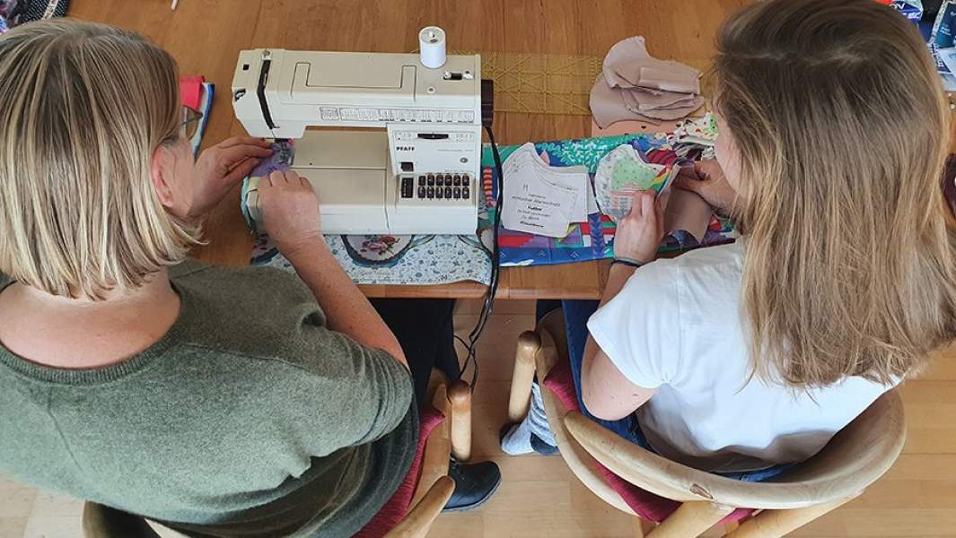 две женщины изготавливают маску