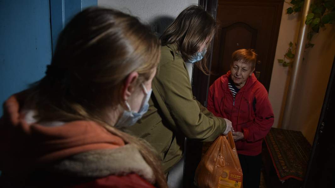 Волонтеры помогают пенсионерам которые находятся в самоизоляции