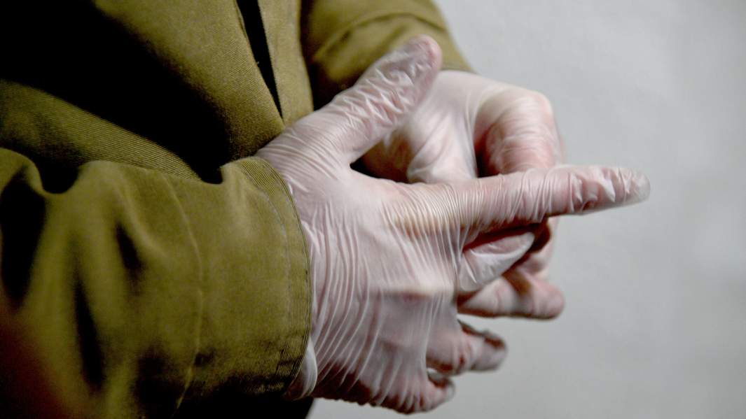 перчатки вирус руки
