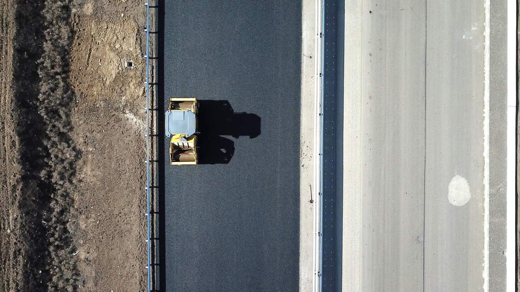 Укладка асфальта на трассе Таврида в Крыму