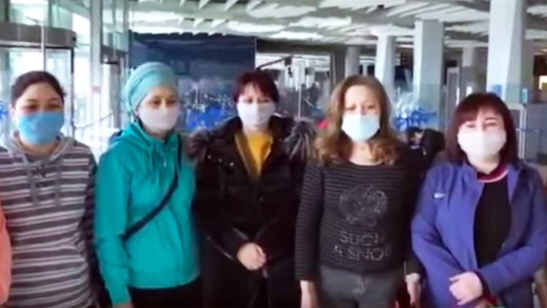 Граждане Киргизии, застрявшие в аэропорту Толмачево