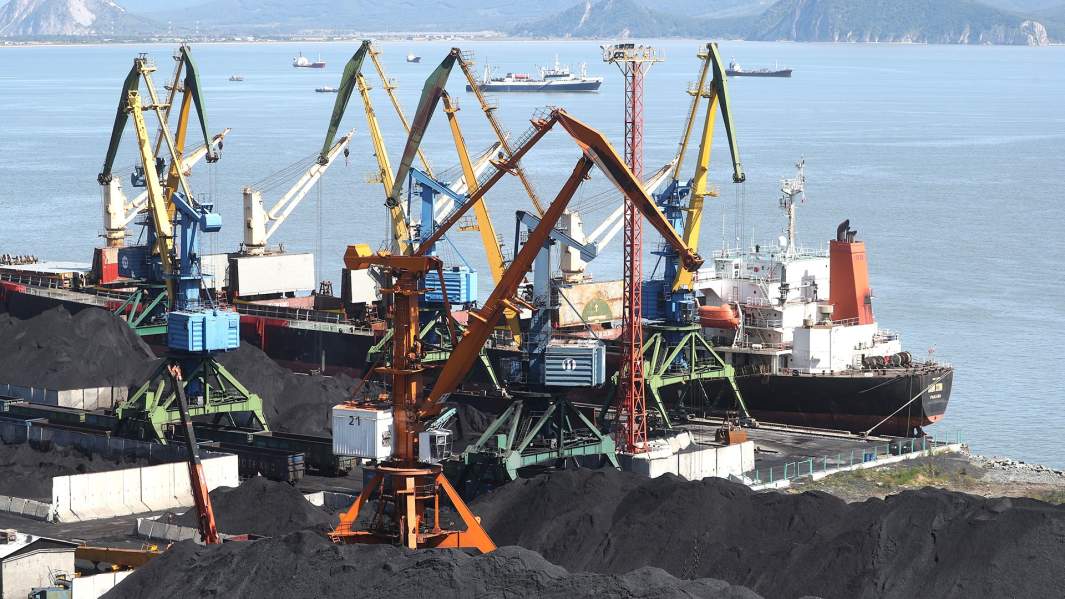 Погрузка угля в порту Находки