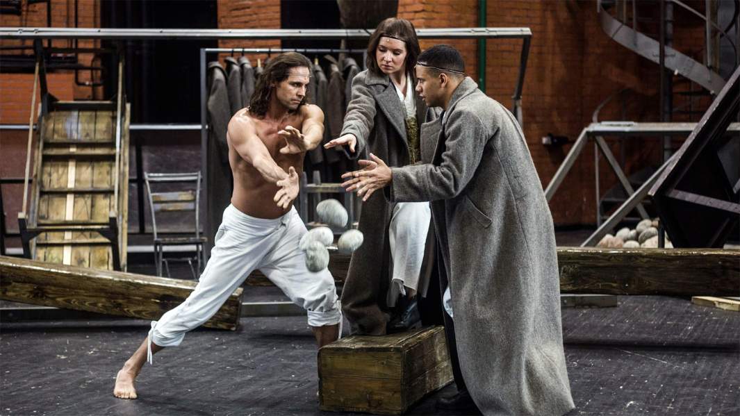 Сцена из спектакля «Отравленная туника»