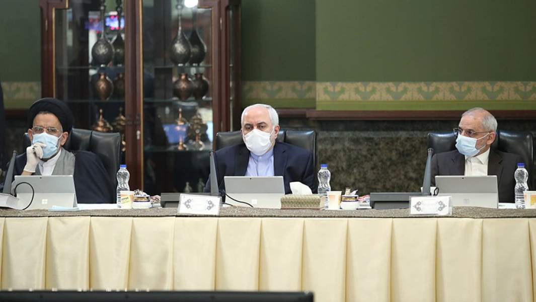 Глава МИД Исламской республики Джавад Зариф (в центре) во время заседания правительства в Тегеране